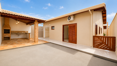 Casa - com Mezanino com 3 quartos (sendo 1 suite(s)) a 500,00 metros praia.