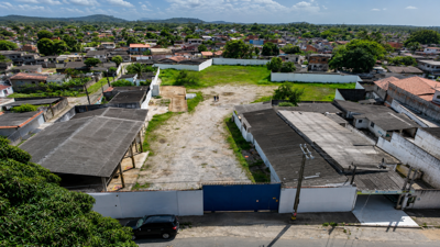 Comercial - Galpão com  quartos  a 2000,00 metros praia.