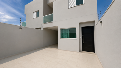 Casa - Sobrado com 3 quartos (sendo 1 suite(s)) a 2500,00 metros praia.