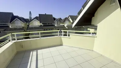Casa - Sobrado com 4 quartos (sendo 2 suite(s)) a 30,00 metros praia.
