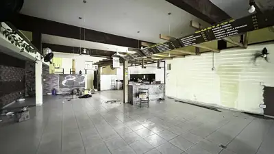 Loja - Sala comercial com  quartos  a 700,00 metros praia.