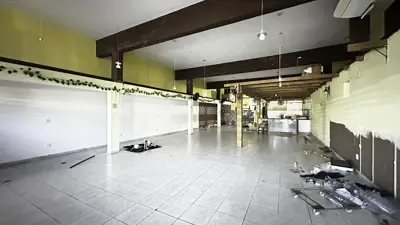 Loja - Sala comercial com  quartos  a 700,00 metros praia.