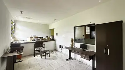 Loja - Sala comercial com  quartos  a 700,00 metros praia.
