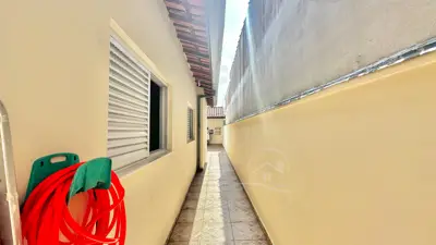 Casa - Térrea com 3 quartos (sendo 1 suite(s)) a 1200,00 metros praia.