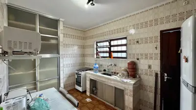 Casa - Térrea com 4 quartos (sendo 1 suite(s)) a 150,00 metros praia.