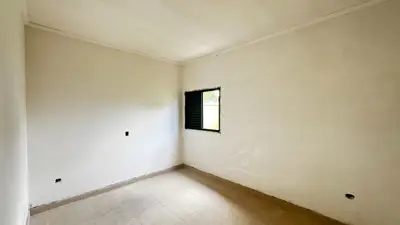 Casa - Térrea com 2 quartos (sendo 01 suite(s)) a 4,00 metros praia.