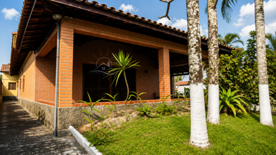 Casa - Térrea com Edícula com 3 quartos (sendo 1 suite(s)) a 73,00 metros praia.
