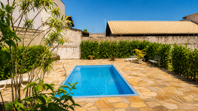 Casa - Térrea com Edícula com 3 quartos (sendo 1 suite(s)) a 73,00 metros praia.