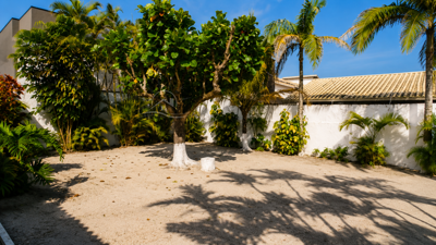 Casa - Térrea com Edícula com 3 quartos (sendo 1 suite(s)) a 73,00 metros praia.