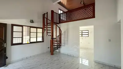 Casa - Térrea com 3 quartos (sendo 1 suite(s)) a 900,00 metros praia.