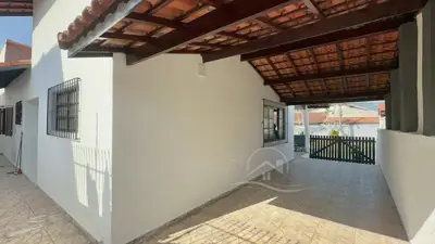 Casa - Térrea com 3 quartos (sendo 1 suite(s)) a 900,00 metros praia.