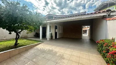 Casa - Térrea com piscina com 3 quartos (sendo 1 suite(s)) a 250,00 metros praia.