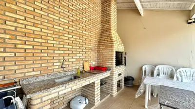 Casa - Térrea com piscina com 3 quartos (sendo 1 suite(s)) a 250,00 metros praia.