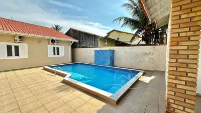 Casa - Térrea com piscina com 3 quartos (sendo 1 suite(s)) a 250,00 metros praia.