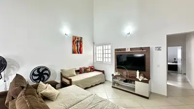 Casa - Térrea com piscina com 3 quartos (sendo 1 suite(s)) a 250,00 metros praia.