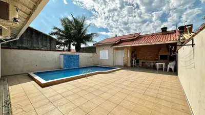 Casa - Térrea com piscina com 3 quartos (sendo 1 suite(s)) a 250,00 metros praia.