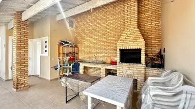 Casa - Térrea com piscina com 3 quartos (sendo 1 suite(s)) a 250,00 metros praia.