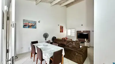 Casa - Térrea com piscina com 3 quartos (sendo 1 suite(s)) a 250,00 metros praia.