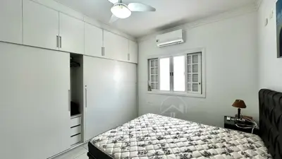 Casa - Térrea com piscina com 3 quartos (sendo 1 suite(s)) a 250,00 metros praia.