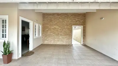 Casa - Térrea com piscina com 3 quartos (sendo 1 suite(s)) a 250,00 metros praia.