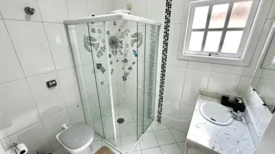 Casa - Térrea com piscina com 3 quartos (sendo 1 suite(s)) a 250,00 metros praia.