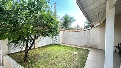 Casa - Térrea com piscina com 3 quartos (sendo 1 suite(s)) a 250,00 metros praia.