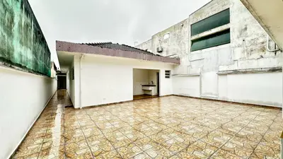 Casa - Térrea com Edícula com 5 quartos (sendo 4 suite(s)) a 600,00 metros praia.