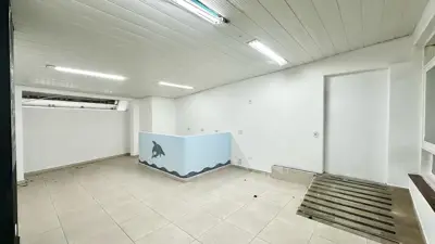 Casa - Térrea com Edícula com 5 quartos (sendo 4 suite(s)) a 600,00 metros praia.