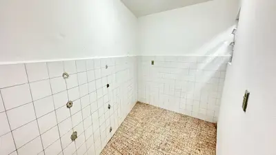 Casa - Térrea com Edícula com 5 quartos (sendo 4 suite(s)) a 600,00 metros praia.