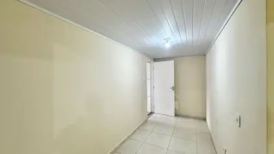 Casa - Térrea com Edícula com 5 quartos (sendo 4 suite(s)) a 600,00 metros praia.