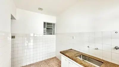 Casa - Térrea com Edícula com 5 quartos (sendo 4 suite(s)) a 600,00 metros praia.