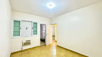 Casa - Térrea com Edícula com 5 quartos (sendo 4 suite(s)) a 600,00 metros praia.