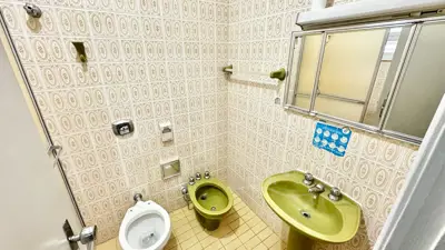 Casa - Térrea com Edícula com 5 quartos (sendo 4 suite(s)) a 600,00 metros praia.