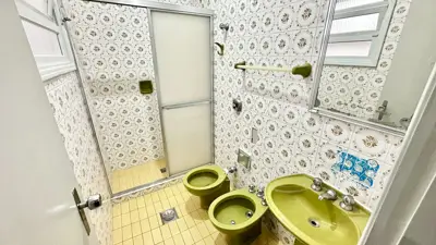 Casa - Térrea com Edícula com 5 quartos (sendo 4 suite(s)) a 600,00 metros praia.