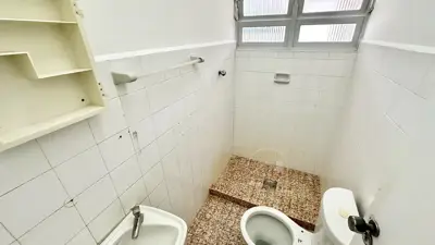 Casa - Térrea com Edícula com 5 quartos (sendo 4 suite(s)) a 600,00 metros praia.