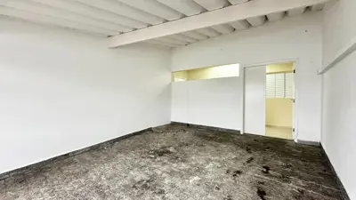 Casa - Térrea com Edícula com 5 quartos (sendo 4 suite(s)) a 600,00 metros praia.