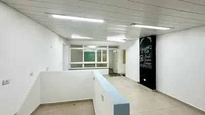Casa - Térrea com Edícula com 5 quartos (sendo 4 suite(s)) a 600,00 metros praia.