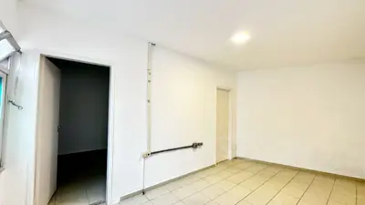 Casa - Térrea com Edícula com 5 quartos (sendo 4 suite(s)) a 600,00 metros praia.