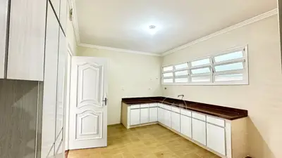 Casa - Térrea com Edícula com 5 quartos (sendo 4 suite(s)) a 600,00 metros praia.