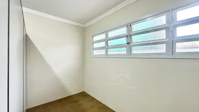 Casa - Térrea com Edícula com 5 quartos (sendo 4 suite(s)) a 600,00 metros praia.