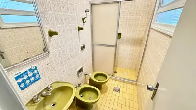 Casa - Térrea com Edícula com 5 quartos (sendo 4 suite(s)) a 600,00 metros praia.