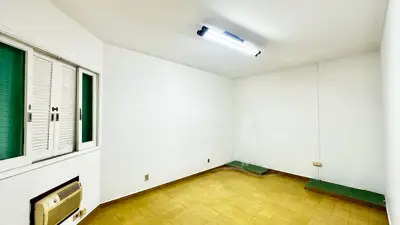 Casa - Térrea com Edícula com 5 quartos (sendo 4 suite(s)) a 600,00 metros praia.