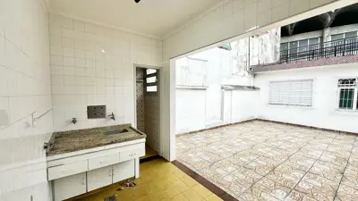 Casa - Térrea com Edícula com 5 quartos (sendo 4 suite(s)) a 600,00 metros praia.
