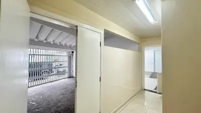 Casa - Térrea com Edícula com 5 quartos (sendo 4 suite(s)) a 600,00 metros praia.