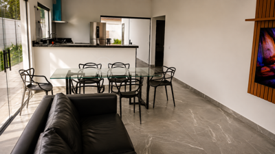 Casa - Sobrado Novo com 4 quartos (sendo 1 suite(s)) a 1200,00 metros praia.