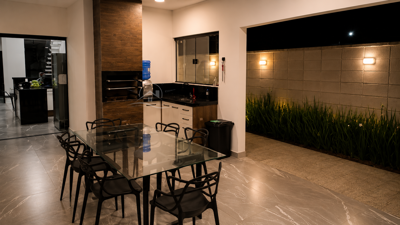 Casa - Sobrado Novo com 4 quartos (sendo 1 suite(s)) a 1200,00 metros praia.