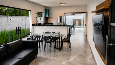Casa - Sobrado Novo com 4 quartos (sendo 1 suite(s)) a 1200,00 metros praia.