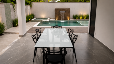 Casa - Sobrado Novo com 4 quartos (sendo 1 suite(s)) a 1200,00 metros praia.