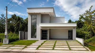 Casa - Sobrado Novo com 4 quartos (sendo 1 suite(s)) a 1200,00 metros praia.