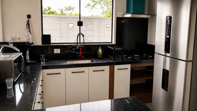 Casa - Sobrado Novo com 4 quartos (sendo 1 suite(s)) a 1200,00 metros praia.